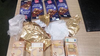 ضبط محاولة تهريب نقد أجنبي داخل أكياس شيكولاتة بمطار برج العرب
