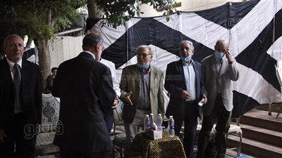 بدء عزاء عبد الغفار شكر بمسجد الرحمة في المعادي| صور