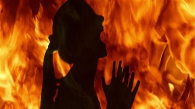 كاميرا مراقبة تكشف لحظة إشعال النيران في فتاة على يد شقيقها بالدقهلية