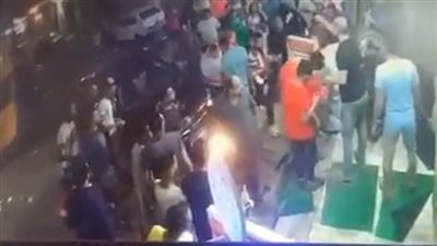 لحظة دهس طفل أسفل عجلات سيارة فى المنيب | فيديو