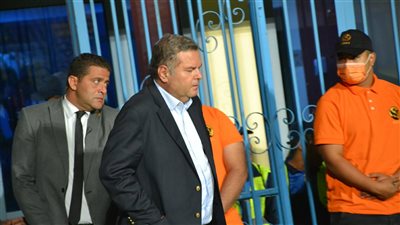 وزير قطاع الأعمال في مقصورة مباراة المحلة أمام الشرقية للدخان | صور