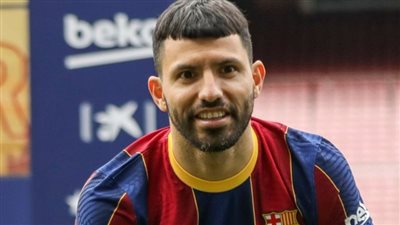 مهاجم كونغولي يعوض أجويرو في هجوم برشلونة