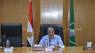 محافظ المنيا يناقش الموقف التنفيذي لرصف الطرق المحلية 