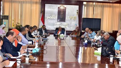 محافظ الأقصر يناقش شكاوى المواطنين مع أعضاء مجلس النواب