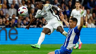 فتاة من مشجعي ريال مدريد تنهار في البكاء بسبب فينيسيوس، شاهد ماذا فعل معها