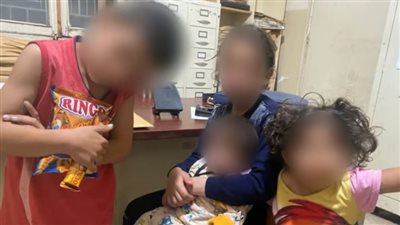 أب يرمي أطفاله في الشارع بعد خلاف مع زوجته (صور)