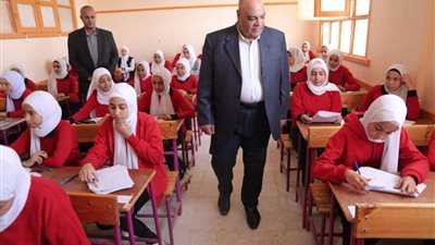 طلاب الشهادة الإعدادية يؤدون امتحان اللغة العربية بالوادي الجديد 