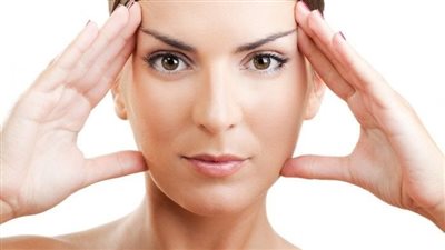 أسباب ظهور التجاعيد حول العين، وطرق علاجها