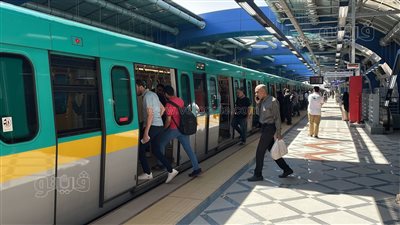 إقبال المواطنين على محطات المترو الجديدة بالخط الثالث بعد تشغيلها (صور وفيديو)