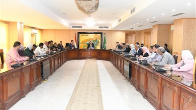 وفد مجلس الوزراء يتابع مع محافظ الفيوم معدلات تنفيذ مشروعات حياة كريمة