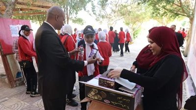 توزيع وجبات على الطلاب أمام لجان امتحانات الشهادات العامة والأزهرية بالوادي الجديد 