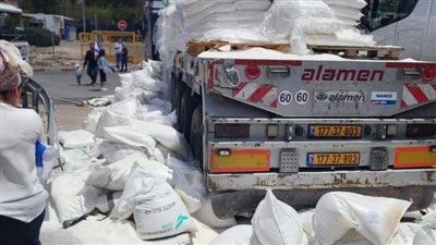 مستوطنون إسرائيليون يمنعون وصول شاحنات المساعدات إلى غزة