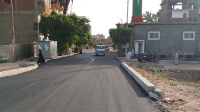 استمرار أعمال رصف مدينة إسنا وإزالة بناء مخالف بمدينة الأقصر