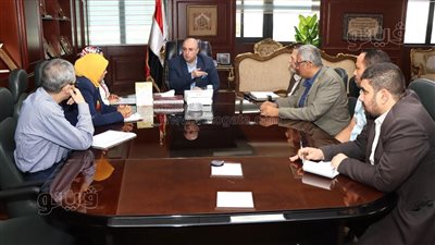 محافظ بني سويف يراجع موقف مشروع الصرف بقريتي نجع الديب ومنهرو