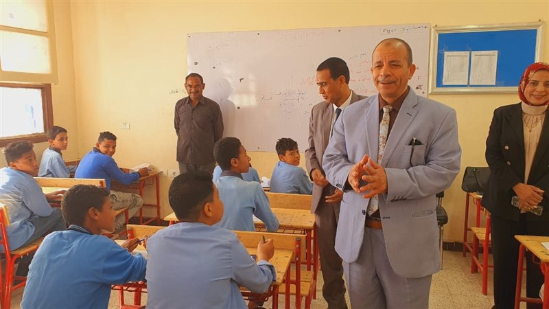 جانب من متابعة الأمتحانات،