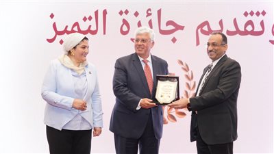 رئيس جامعة طيبة التكنولوجية يتسلم جائزة التميز في تكنولوجيا المنتجات الغذائية