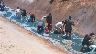 عليا الطلاق هنتجوز، مواطنون يجمعون السولار بالجرادل بعد تسريب خط رئيسي (فيديو)