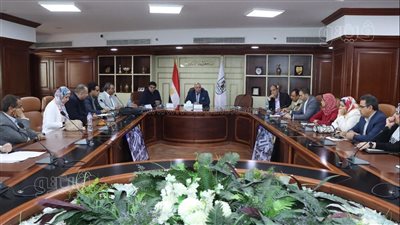 محافظ بني سويف يناقش التصميم المعماري لمشروع النباتات الطبية والعطرية 