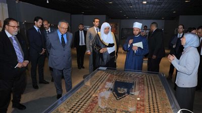 رئيس رابطة الجامعات الإسلامية في جولة تفقدية بمكتبة الإسكندرية