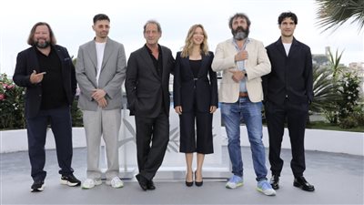 جلسة تصوير لطاقم عمل فيلم Le Deuxième Acte بمهرجان كان (صور)