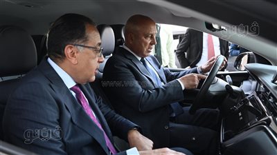 مدبولي وكامل الوزير يستقلان سيارة التاكسي الكهربائي بالعاصمة الإدارية (صور) 