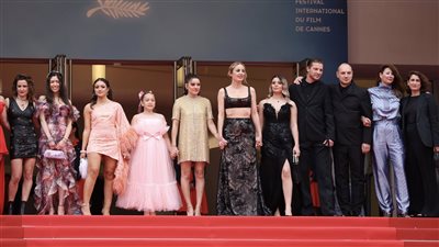 نجوم فيلم Wild Diamond يتألقون على السجادة الحمراء بمهرجان كان (صور)