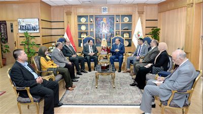 محو أمية أكثر من 12 ألف مواطن، رئيس جامعة المنصورة يستقبل رئيس هيئة تعليم الكبار