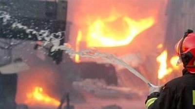 اخماد حريق بمخلفات زراعية شمال المنيا