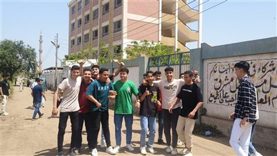 توافد طلاب الصف الثاني الثانوي بالدقهلية لأداء امتحان الرياضيات البحتة (صور) 