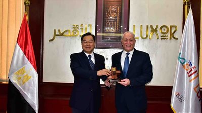 محافظ الأقصر يبحث سبل تعزيز التعاون مع وفد برلماني صيني