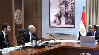 رئيس الوزراء يلتقى مسئولى إحدى الشركات المتخصصة فى الرى تحت السطحى 