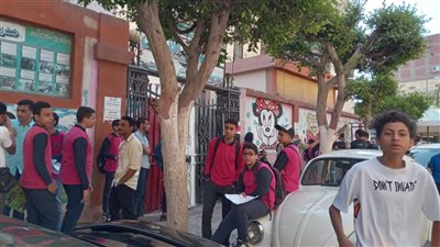 حرمان طلاب بالشهادة الإعدادية بالجيزة من أداء امتحان الإنجليزي للتأخر عن اللجنة