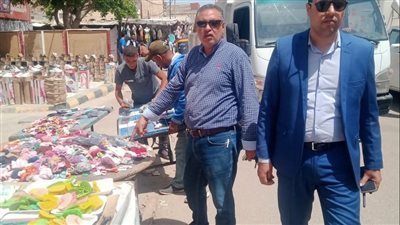 مساعد رئيس حي العامرية بالإسكندرية يقود حملات للتصدي لإشغالات الطريق (صور)