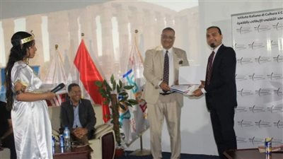 مدير مكتبة مصر العامة يكرم منطقة الأقصر الأزهرية