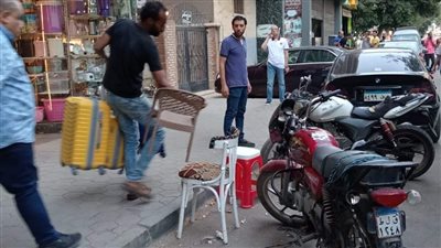 رفع إشغالات المحال والمقاهي خلال حملة مكبرة بالعجوزة (صور)