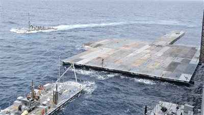 الجيش الأمريكي يعلن دخول أول شحنة مساعدات لغزة عبر الرصيف العائم