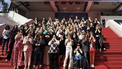 وقفة لجمعيات منع العنف ضد المرأة على سلالم مهرجان كان (صور)