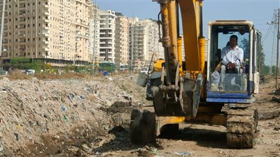 محافظ الغربية يتابع أعمال الرصف والتطوير بطريق محلة منوف 