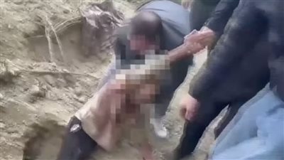 إنقاذ رجل مسن دفن حيا لمدة 4 أيام (فيديو)