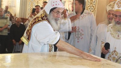 الأنبا مكسيموس يدشن كنيسة الثلاثة فلاحين شهداء إسنا 