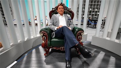 تمثال الزعيم عادل إمام يضع ليلى علوي في مأزق 