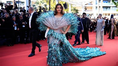 أيشواريا راي باتشان مستمرة في إطلالتها الغريبة بمهرجان كان (صور)