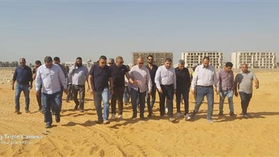 مسؤولو الإسكان يتابعون مشروعات المرافق والطرق والخدمات بتوسعات زايد