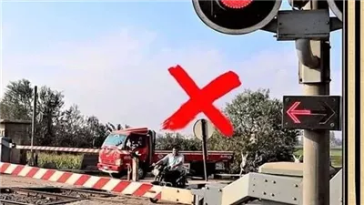 تحذير جديد من النقل بشأن عبور مزلقانات السكك الحديدية (فيديو)