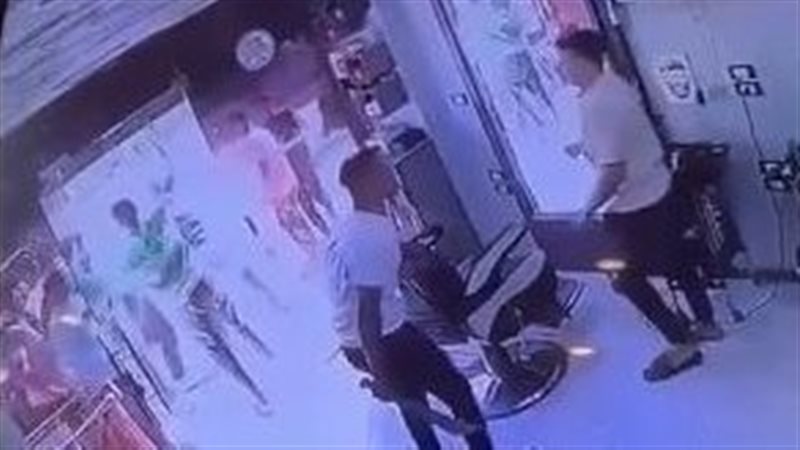 بلطجي يقتحم صالون