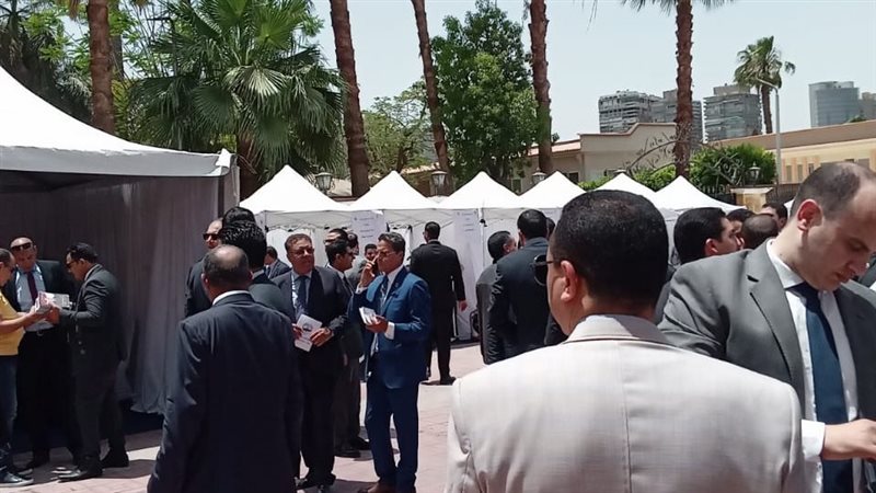 توافد أعضاء نادي