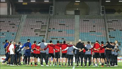 طائرة درون فوق إستاد رادس أثناء تدريبات الأهلي تثير القلق، وبيبو يتدخل