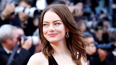 رد فعل إيما ستون لحظة الوقوف والتصفيق لفيلمها Kinds of Kindness في كان (فيديو)