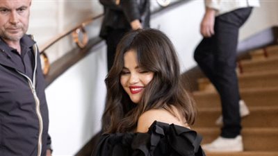  سيلينا جوميز تتألق بفستان أسود في مهرجان كان (صور)