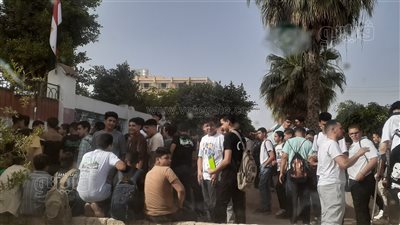 امتحانات الشهادة الإعدادية بالغربية، تجمع اولياء الأمور أمام المدارس لدعم أبنائهم (فيديو) 